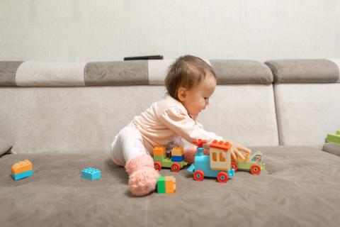 Unicefkg\Zhanibekov\Малыш играет в игрушки