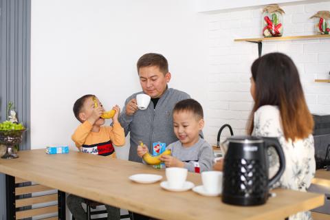 Unicefkg\Ergashev\Родители с детьми за столом
