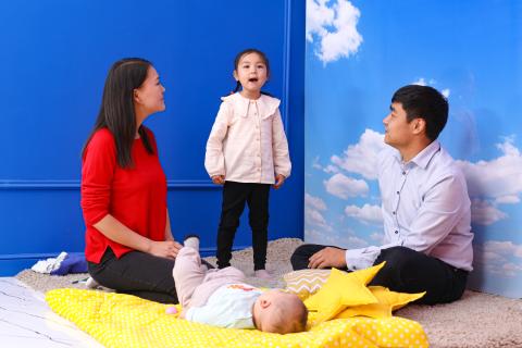 Unicefkg\Ergashev\Родители слушают стих дочери