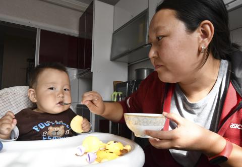 Unicefkg\Voronin\Мама кормит ребенка с ложки дома