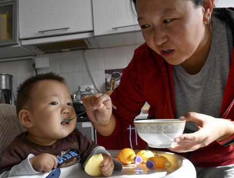 Unicefkg\Voronin\Мама учит кушать сына