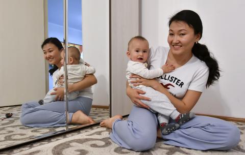 Unicefkg/Voronin/Мама знакомит малыша с новыми людьми