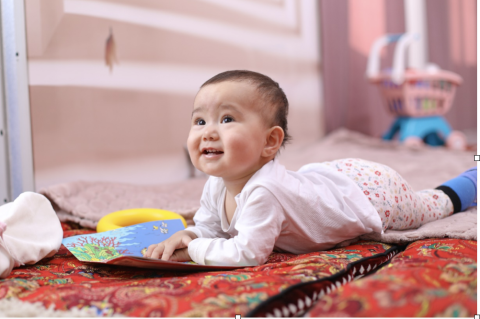Unicef.kg/Малыш играет