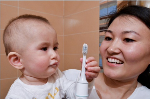 Unicefkg/Малыш знакомится с щеткой
