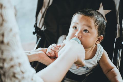 Feeding baby with another woman's breastmilk